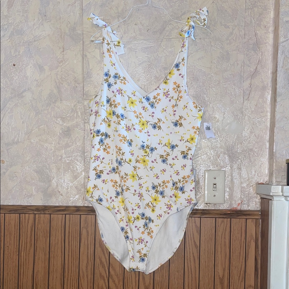 Old Navy Floral Print bodysuit (L)(nwt)